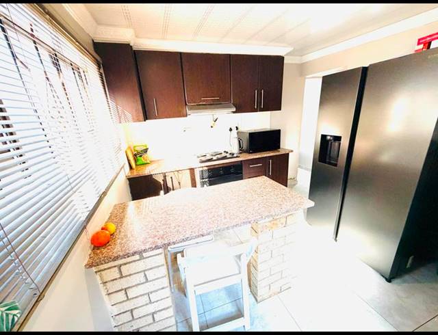 2 BEDROOM HOUSE FOR SALE IN UMLAZI L
